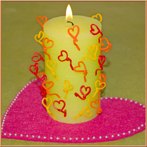 Basteln für Valentinstag - Bastelidee: Kerze verzieren