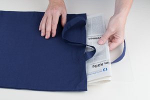 Tasche mit Zeitungspapier schützen
